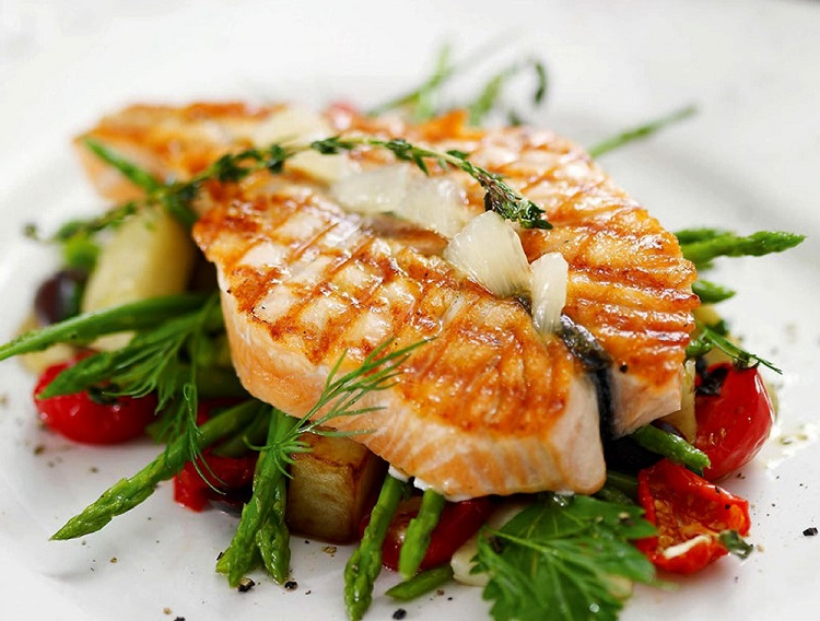 Salmón, pescado azul fuente de ácidos grasos omega-3